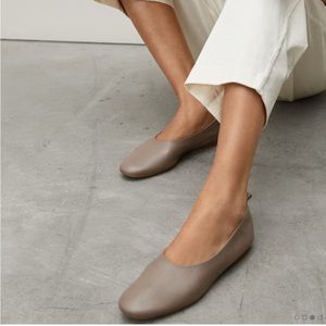 EVERLANE womens slip on shoe- The Italian Leather Day
Glove, Flats size 7